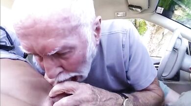 Il nonno succhia all'aperto nella sua macchina