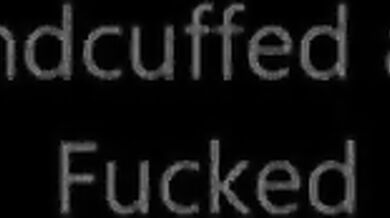 Nero senza preservativo: ammanettato e scopato