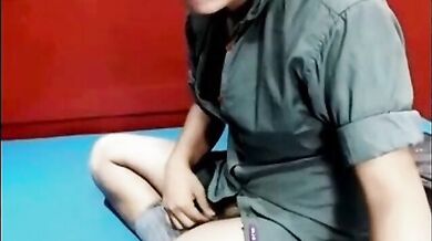 Magro amatoriale si spoglia in webcam