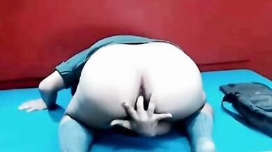 Magro amatoriale si spoglia in webcam