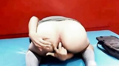 Magro amatoriale si spoglia in webcam