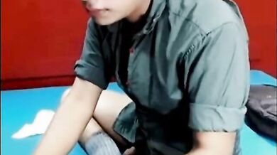 Magro amatoriale si spoglia in webcam