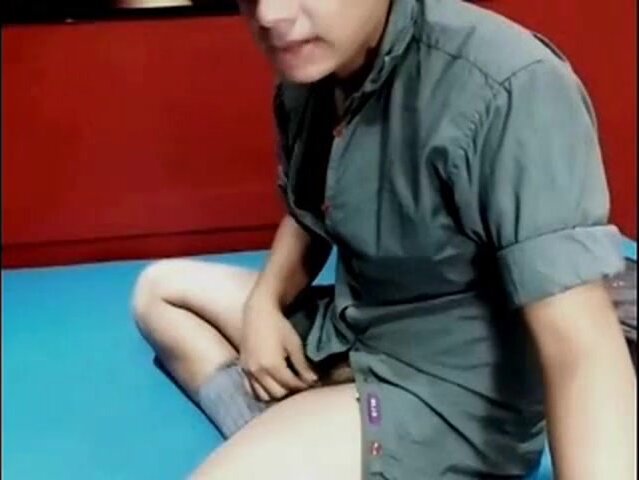 Magro amatoriale si spoglia in webcam