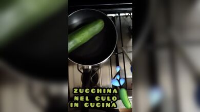 Zucchina nel culo in cucina