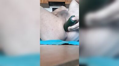 Zucchina nel culo in cucina