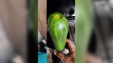 Zucchina nel culo in cucina