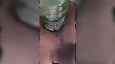 Bottiglia di birra nel culo