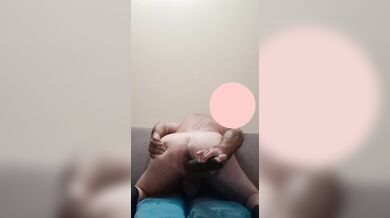 Cetriolo in culo sul divano mi sfonda l'ano