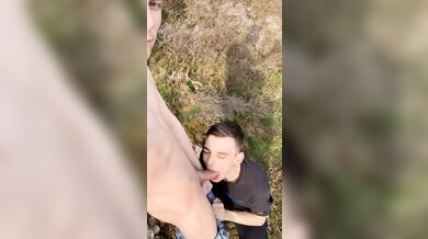 Twink pompinaro succhia il cazzo dell'amico