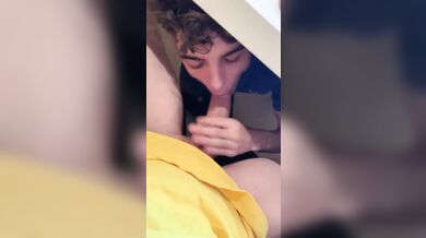 Gli succhia il grosso cazzo da sotto la scrivania