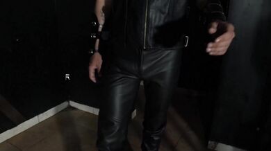 Schiavo scopata BDSM con padrone porco