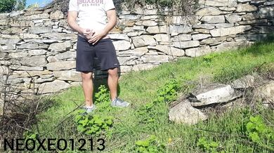 Mi sego all'aria aperta sperando di essere spiato