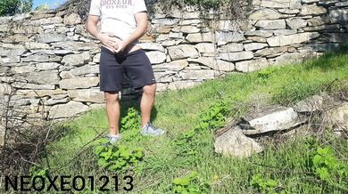 Mi sego all'aria aperta sperando di essere spiato