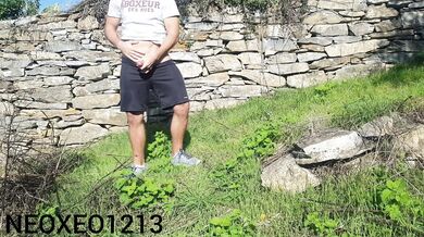 Mi sego all'aria aperta sperando di essere spiato