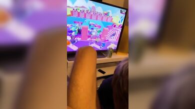 Amico di Taranto mi succhia il cazzo mentre gioco alla playstation