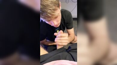 Amico di Taranto mi succhia il cazzo mentre gioco alla playstation