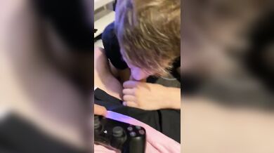 Amico di Taranto mi succhia il cazzo mentre gioco alla playstation