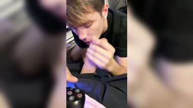 Amico di Taranto mi succhia il cazzo mentre gioco alla playstation