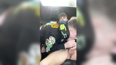 Nell'auto con amico porco e succhia cazzi