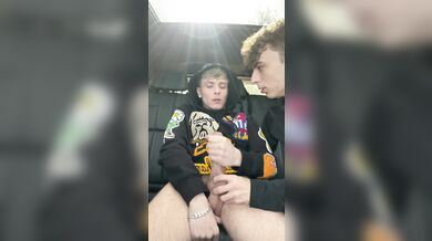 Nell'auto con amico porco e succhia cazzi