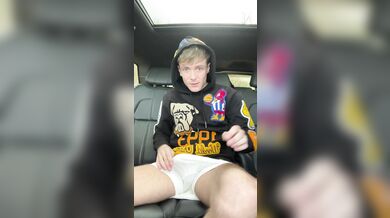 Nell'auto con amico porco e succhia cazzi