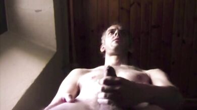 Biotto sega il pirla mentre guarda un porno