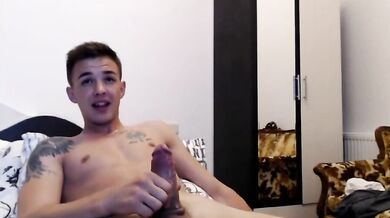 Twink europeo sega un grosso cazzo in cam