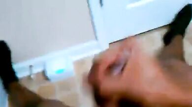 Si masturba in bagno il suo grosso cazzo nero