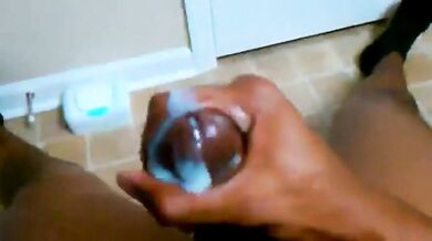 Si masturba in bagno il suo grosso cazzo nero