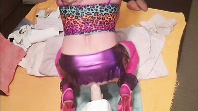 Un ragazzo travestito si spalanca su un enorme dildo