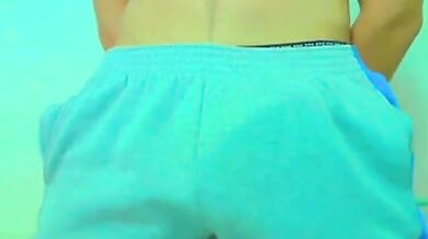 Twink mostra il suo corpo e il suo cazzo in webcam