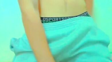 Twink mostra il suo corpo e il suo cazzo in webcam