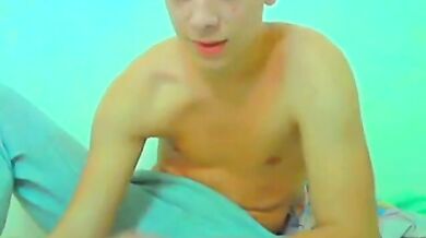 Twink mostra il suo corpo e il suo cazzo in webcam