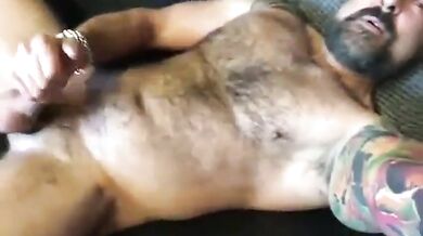 Papà muscoloso e peloso si masturba e viene per me