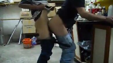 Divertimento senza preservativo per due dilettanti, uno più anziano e un giovane