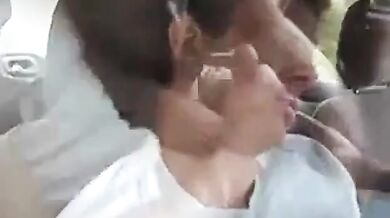 Gay amatoriale si masturba e lecca la sborra in macchina