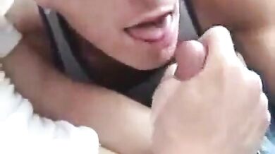 Gay amatoriale si masturba e lecca la sborra in macchina