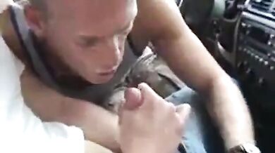 Gay amatoriale si masturba e lecca la sborra in macchina