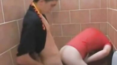 Twink Bareback si divertono nel WC