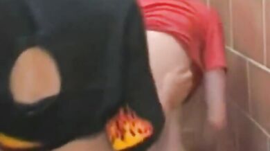 Twink Bareback si divertono nel WC