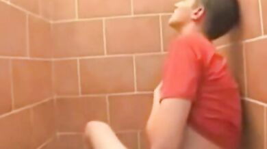 Twink Bareback si divertono nel WC