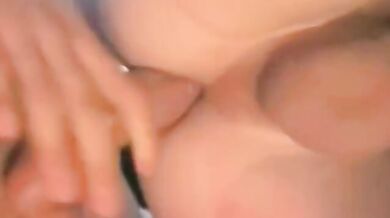 Twink Bareback si divertono nel WC