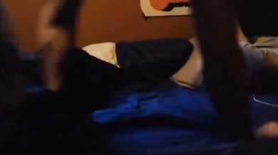 Fusto muscoloso e barbuto si masturba prima di andare a letto