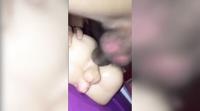 Papà gioca con il suo grosso giocattolo sessuale