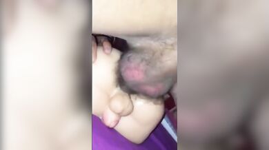 Papà gioca con il suo grosso giocattolo sessuale