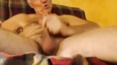 Il nonno si masturba in webcam