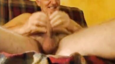 Il nonno si masturba in webcam