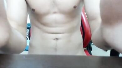 Ragazzo amatoriale rumeno sega un grosso cazzo in webcam