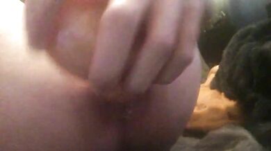 Spalanco la "figa" del mio ragazzo con un dildo