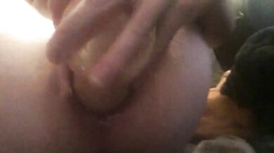 Spalanco la "figa" del mio ragazzo con un dildo